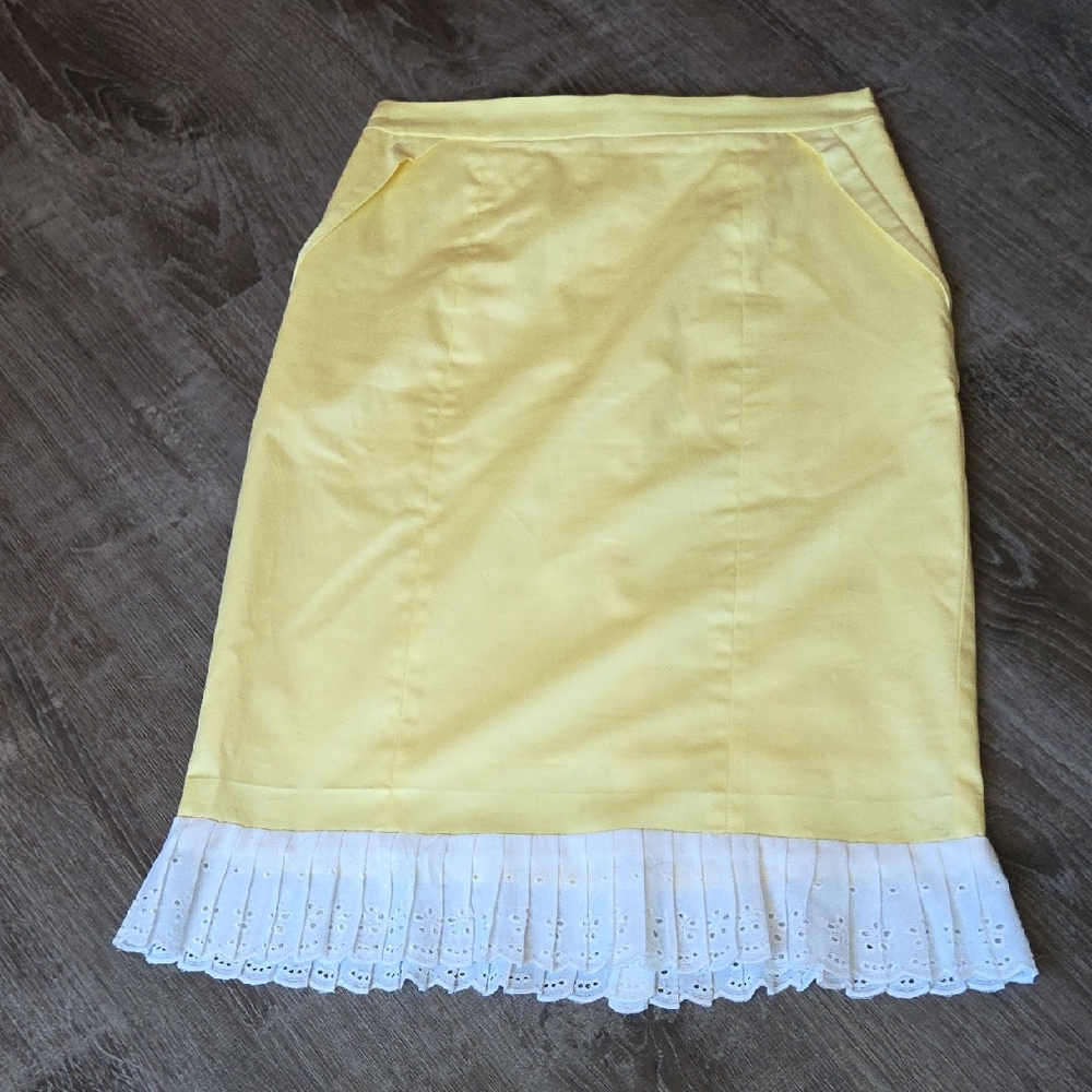 H&M Yellow Pencil Skirt with White Lace Hem And Pockets
